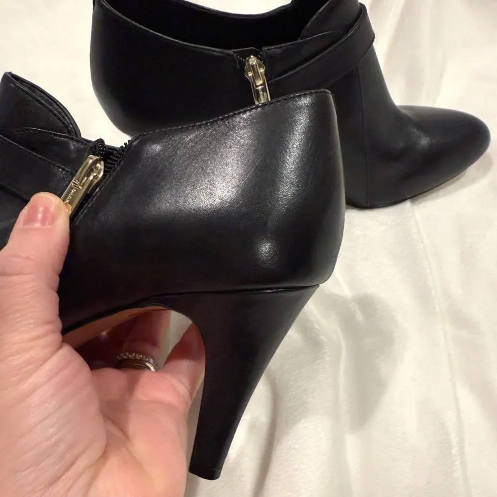 NWOT Vince Camuto Vonilesa Leather Buckle‎ Zip High Heel Bootie City Black 9.5